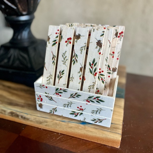 Mini Pallet & Crate Coaster Set red berries ponecones & leaves print. 4 Coasters - Picture 3 of 6